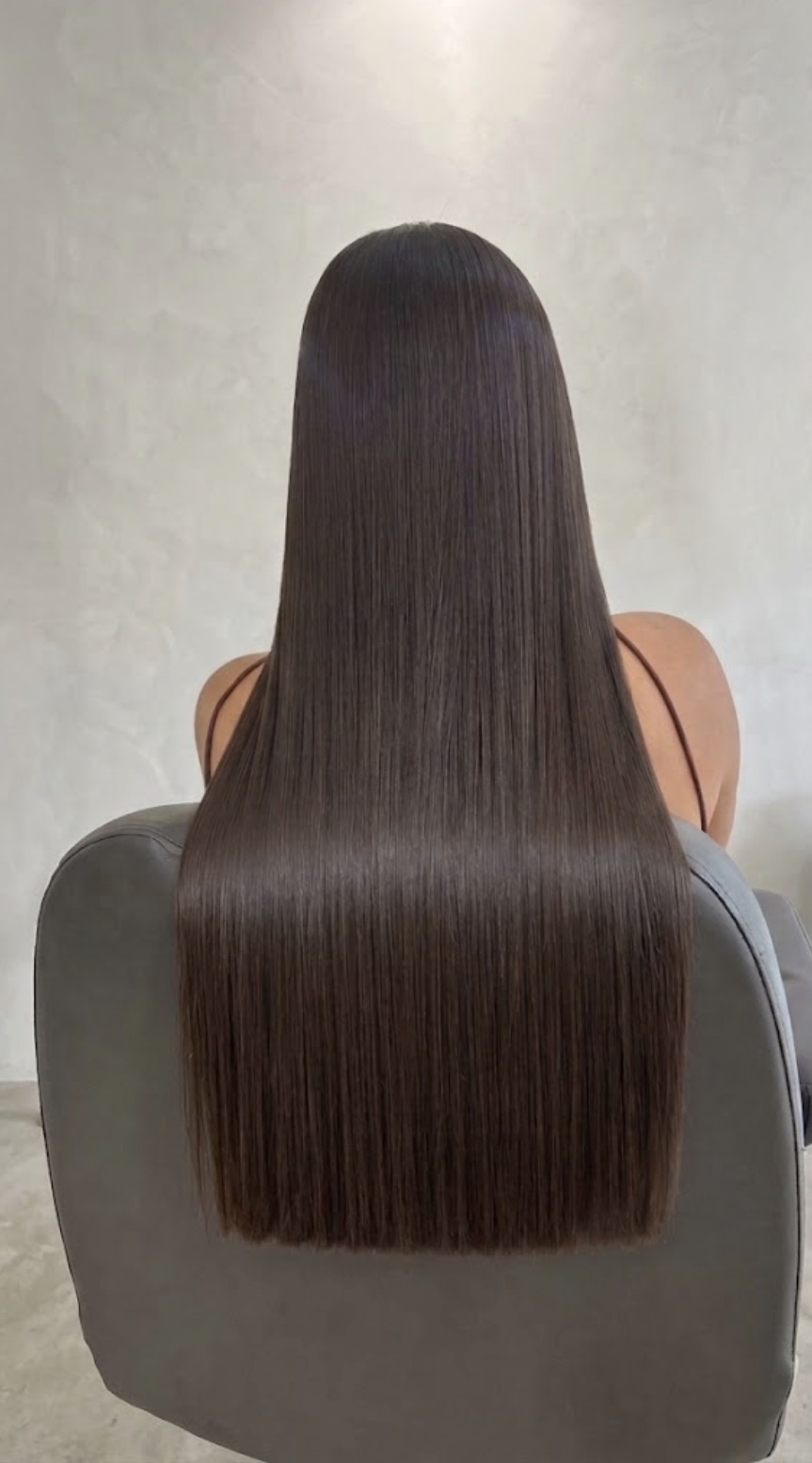 Cabelo castanho longo, liso e brilhante finalizado por Geovana Gomes